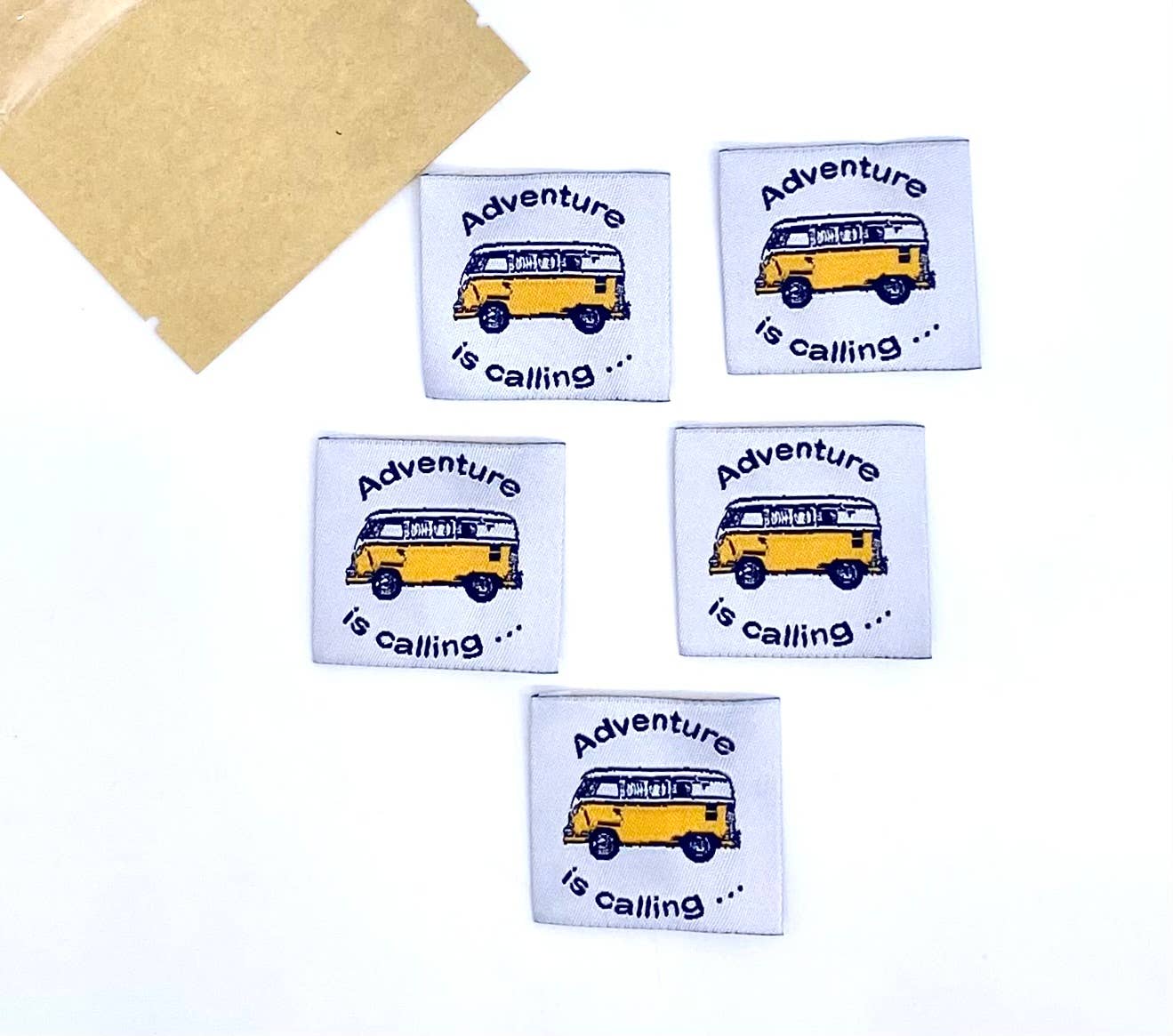 Étiquette à coudre : Adventure is Calling