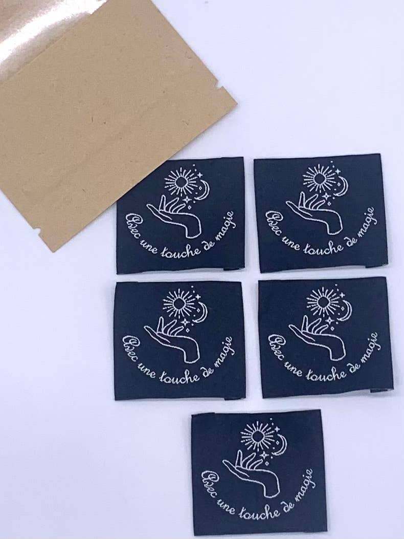 Étiquette à coudre :  Avec une touche de magie - Noir