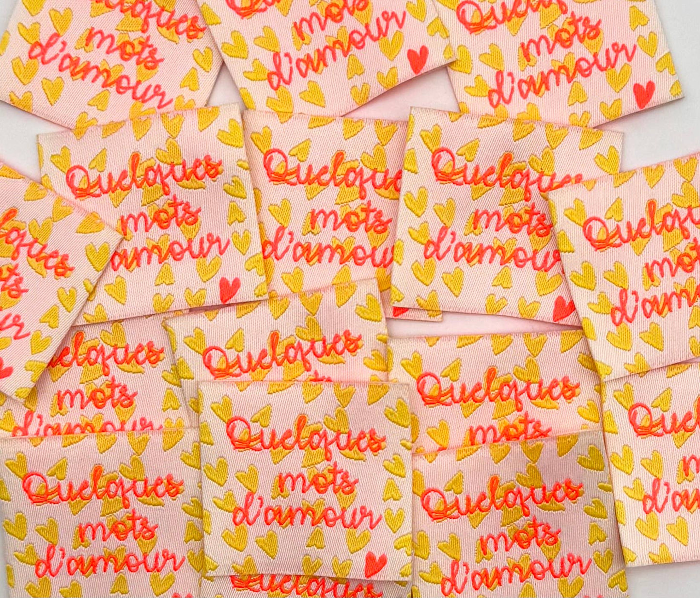 Étiquette tissée à coudre " Quelques Mots d'Amour" fluo 
