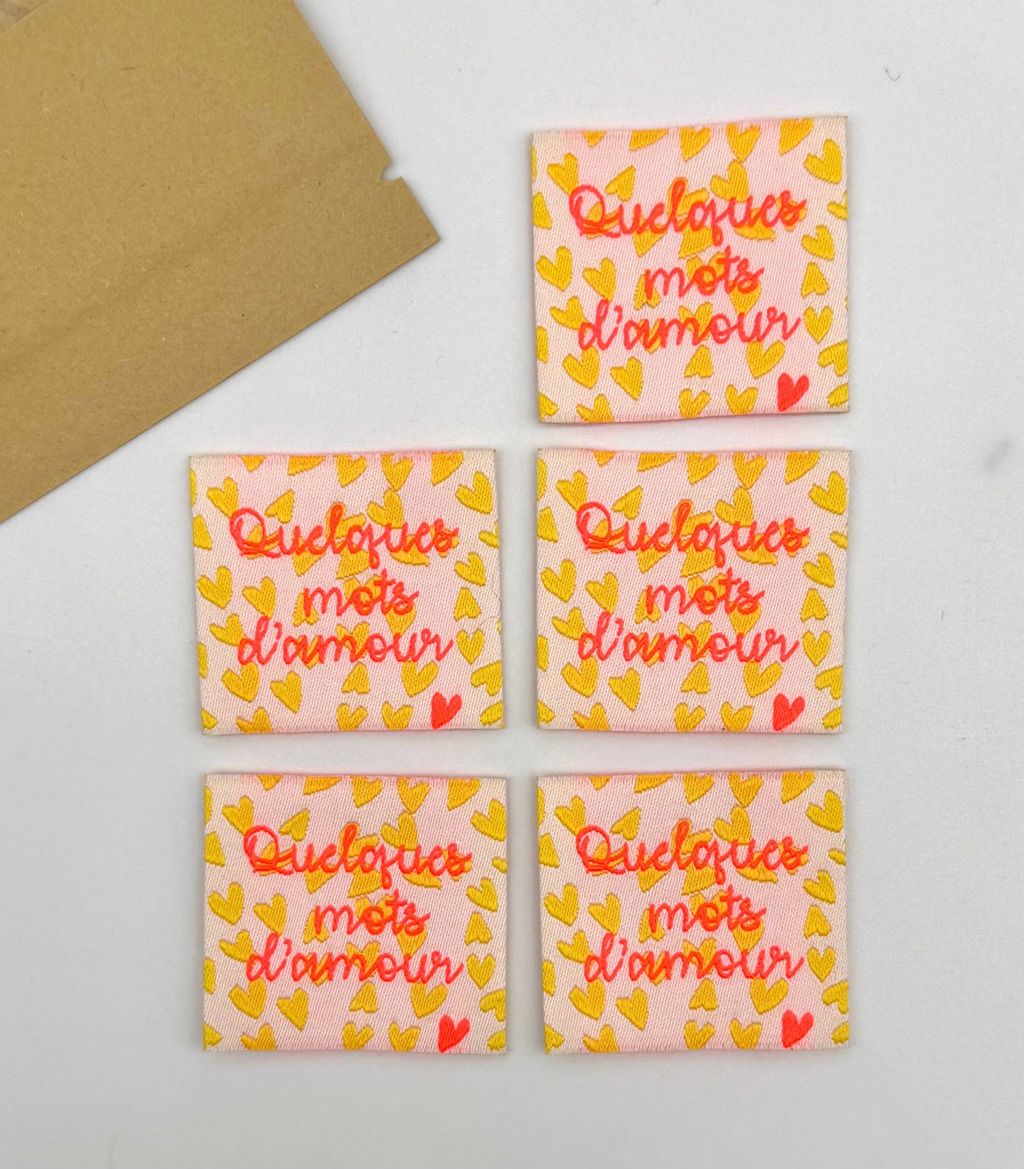 Étiquette tissée à coudre " Quelques Mots d'Amour" fluo 