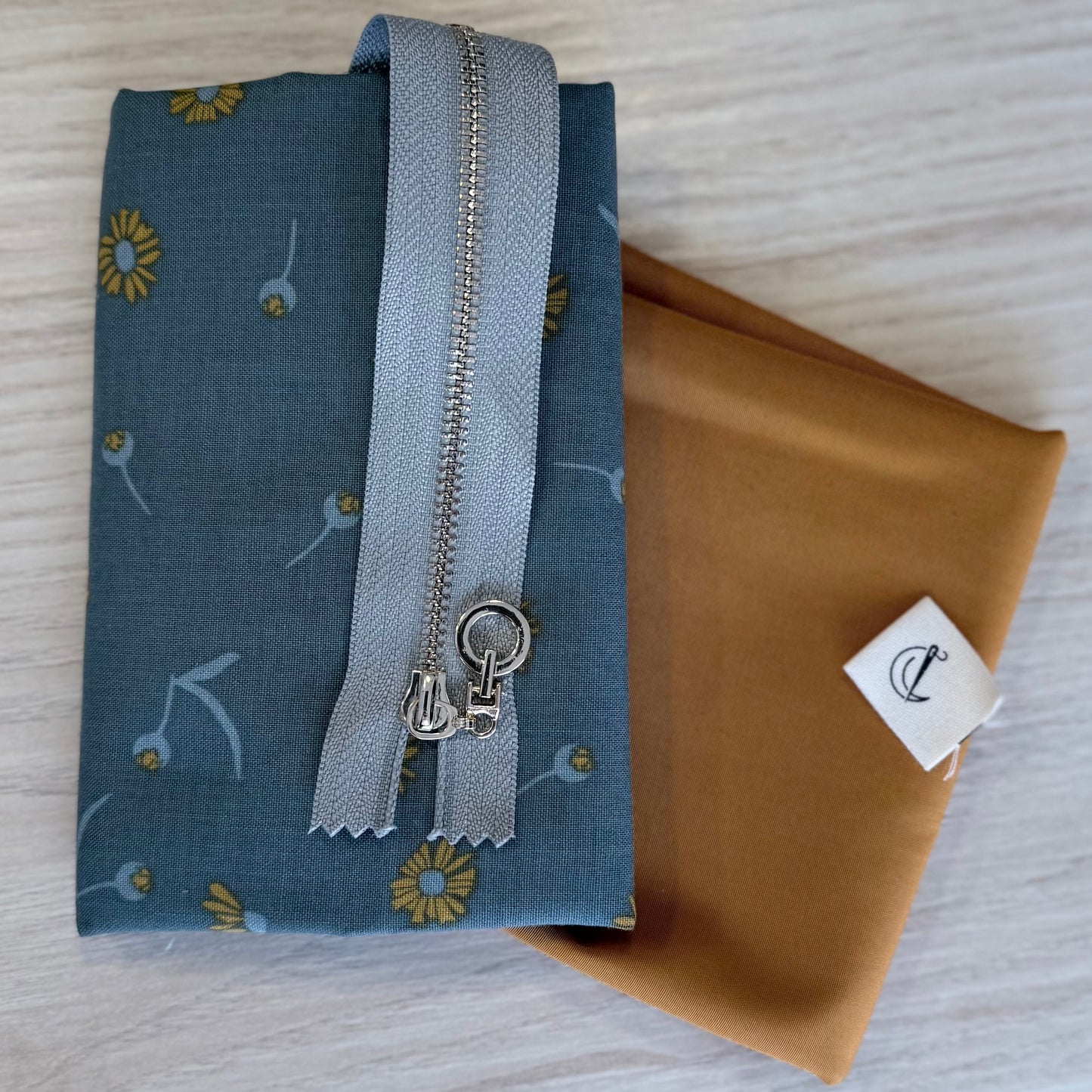 LA POCHETTE ZIPPEE - Le kit couture (FR, NL & EN) - Chamomille