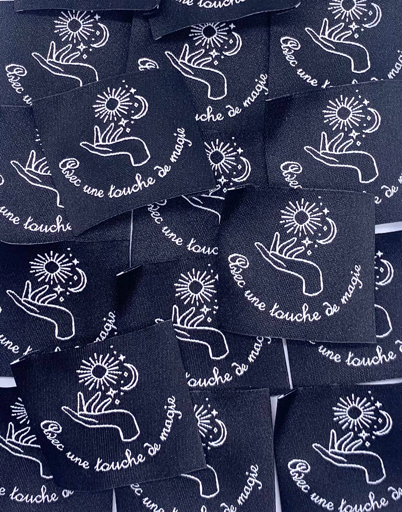 Étiquette à coudre :  Avec une touche de magie - Noir