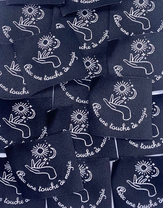 Étiquette à coudre :  Avec une touche de magie - Noir